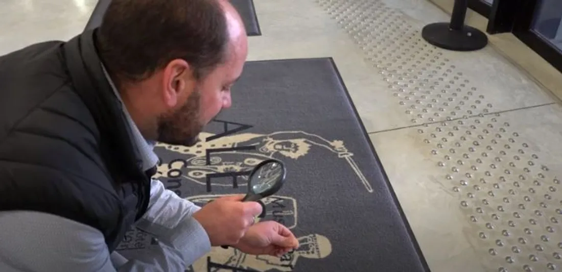 Michel Rouger, le directeur du site, en pleine recherche de monstres ! 